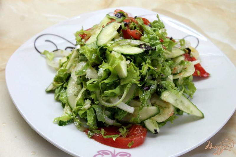 Фото приготовление рецепта: Летний легкий салат с перцем, помидорами и свежим базиликом шаг №6