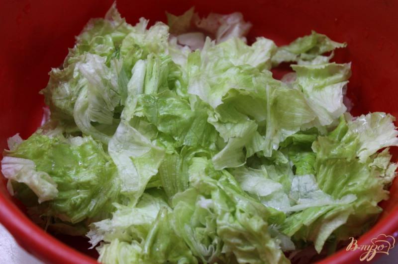 Фото приготовление рецепта: Салат с слабосоленым лососем, айсбергом и овощами шаг №2