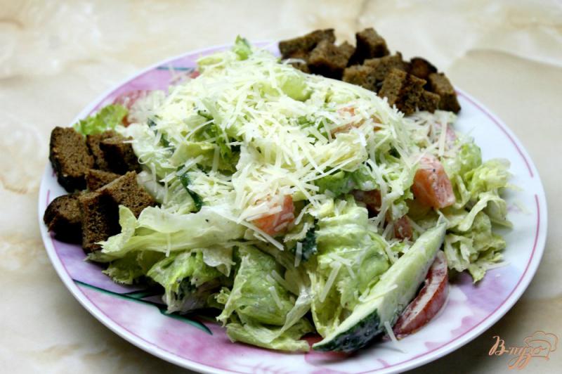 Фото приготовление рецепта: Салат с слабосоленым лососем, айсбергом и овощами шаг №10