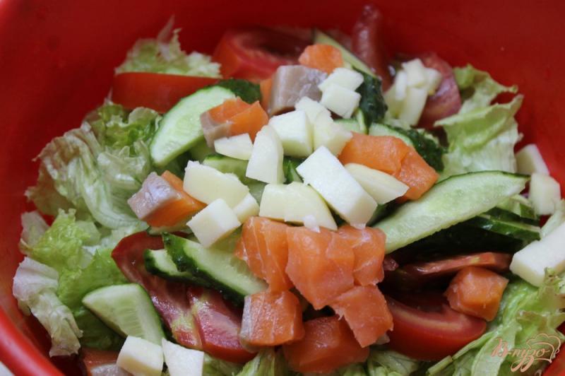 Фото приготовление рецепта: Салат с слабосоленым лососем, айсбергом и овощами шаг №5