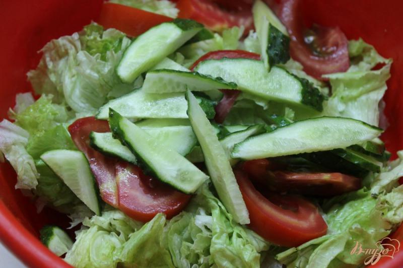 Фото приготовление рецепта: Салат с слабосоленым лососем, айсбергом и овощами шаг №3