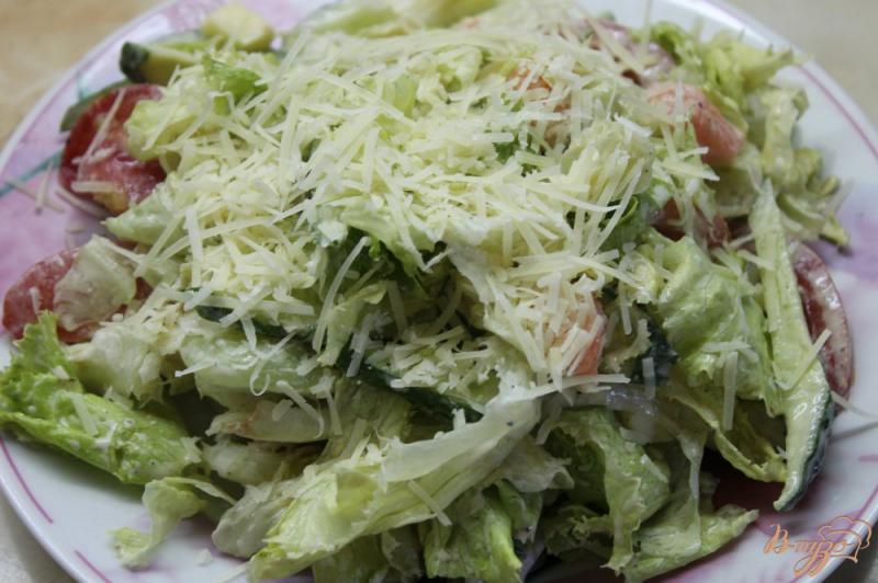 Фото приготовление рецепта: Салат с слабосоленым лососем, айсбергом и овощами шаг №9