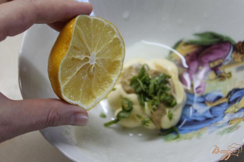 Фото приготовление рецепта: Салат с слабосоленым лососем, айсбергом и овощами шаг №7