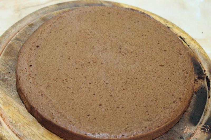 Фото приготовление рецепта: Ягодный шоколадный торт шаг №12