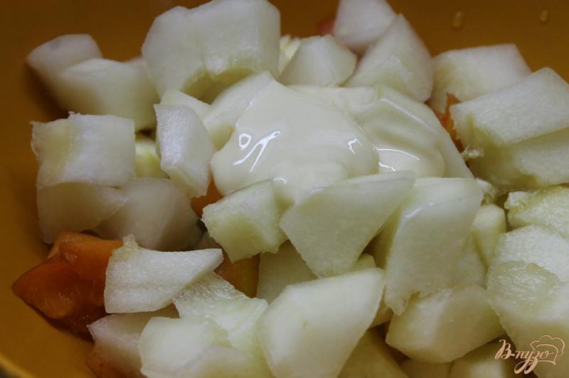 Фото приготовление рецепта: Фруктовый салат из дыни с бананом, яблоками и абрикосом шаг №5