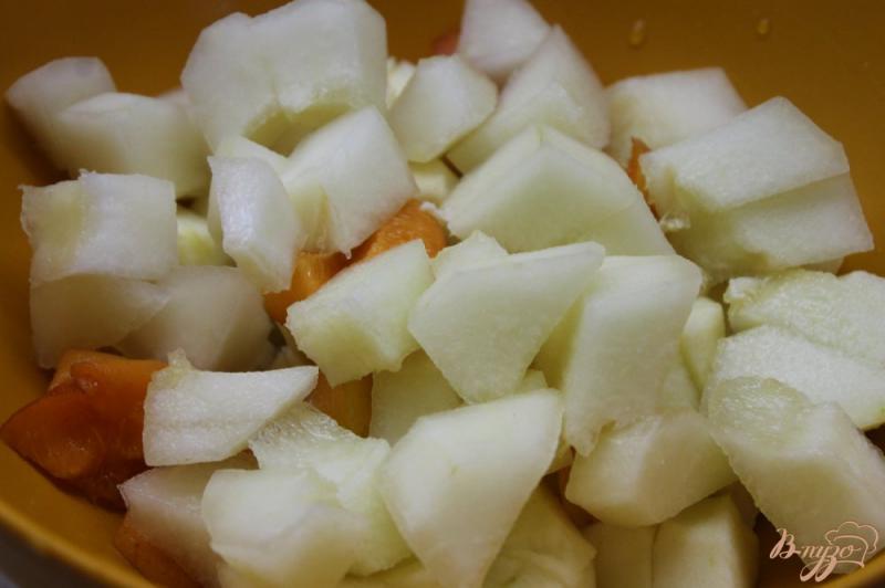 Фото приготовление рецепта: Фруктовый салат из дыни с бананом, яблоками и абрикосом шаг №4