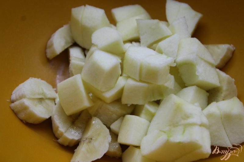 Фото приготовление рецепта: Фруктовый салат из дыни с бананом, яблоками и абрикосом шаг №3