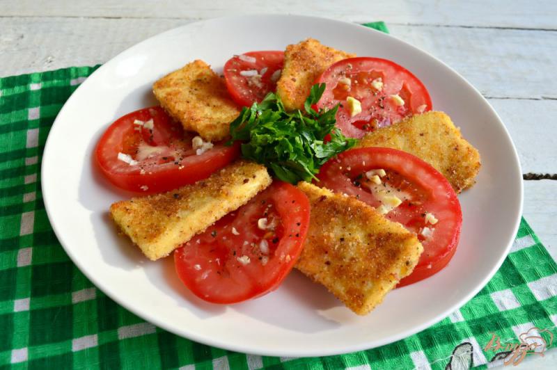 Фото приготовление рецепта: Закуска из жареной брынзы и свежих помидоров шаг №6