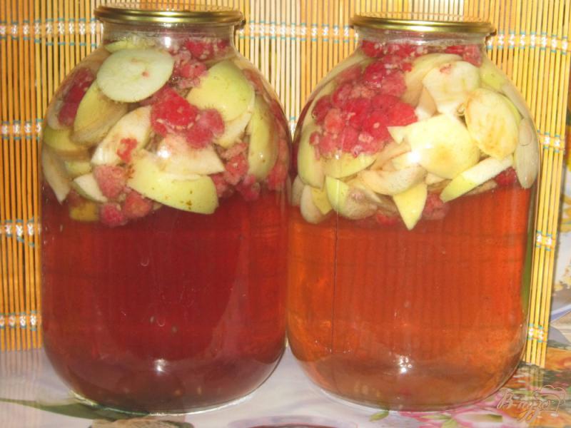 Фото приготовление рецепта: Яблочно-малиновый компот на зиму шаг №4