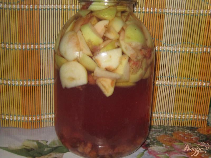 Фото приготовление рецепта: Яблочно-малиновый компот на зиму шаг №6