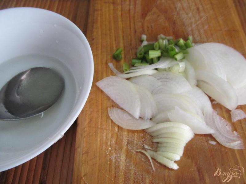 Фото приготовление рецепта: Салат из творога с картофелем и огурцом шаг №2