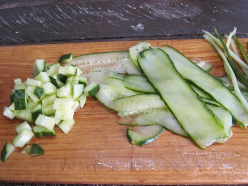 Фото приготовление рецепта: Салат из творога с картофелем и огурцом шаг №10