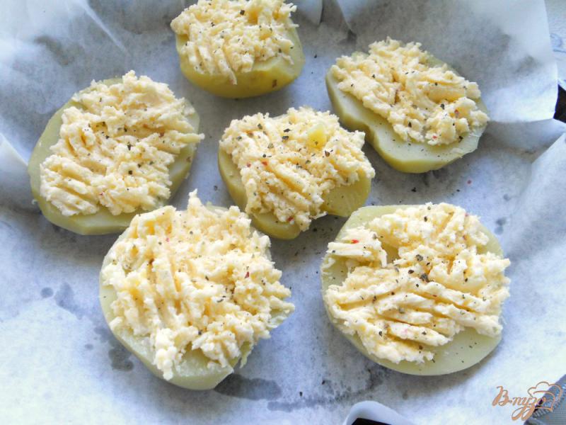 Фото приготовление рецепта: Картофель под сыром в духовке шаг №3