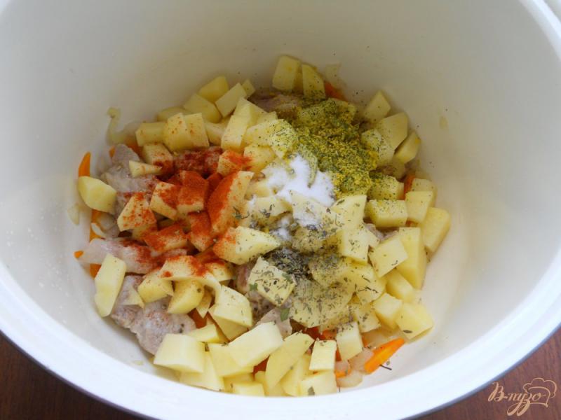 Фото приготовление рецепта: Суп со свининой и лапшой в мультиварке шаг №3