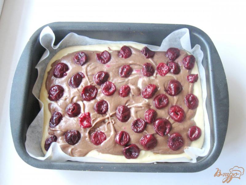 Фото приготовление рецепта: Пирог с вишней и заварным кремом шаг №8