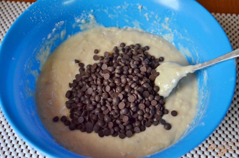 Фото приготовление рецепта: Ванильные маффины с кусочками шоколада шаг №4