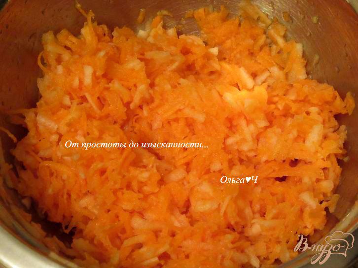 Фото приготовление рецепта: Морковный салат с яблоком шаг №3
