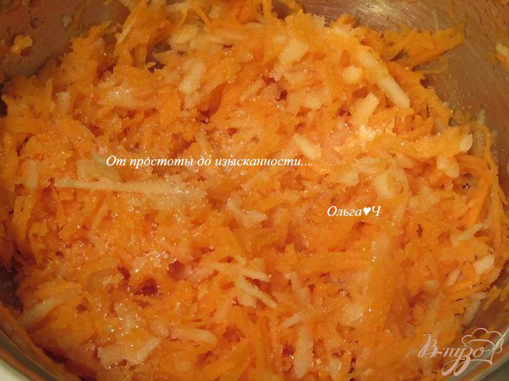 Фото приготовление рецепта: Морковный салат с яблоком шаг №2