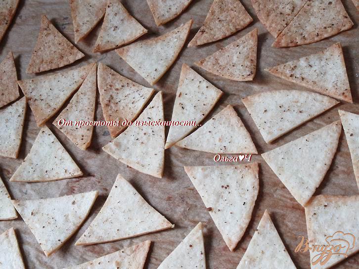 Фото приготовление рецепта: Чипсы из тортильи с адыгейской солью шаг №4
