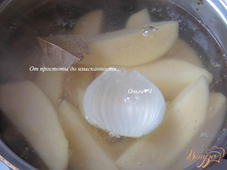 Фото приготовление рецепта: Картофель с адыгейской солью и паприкой шаг №2