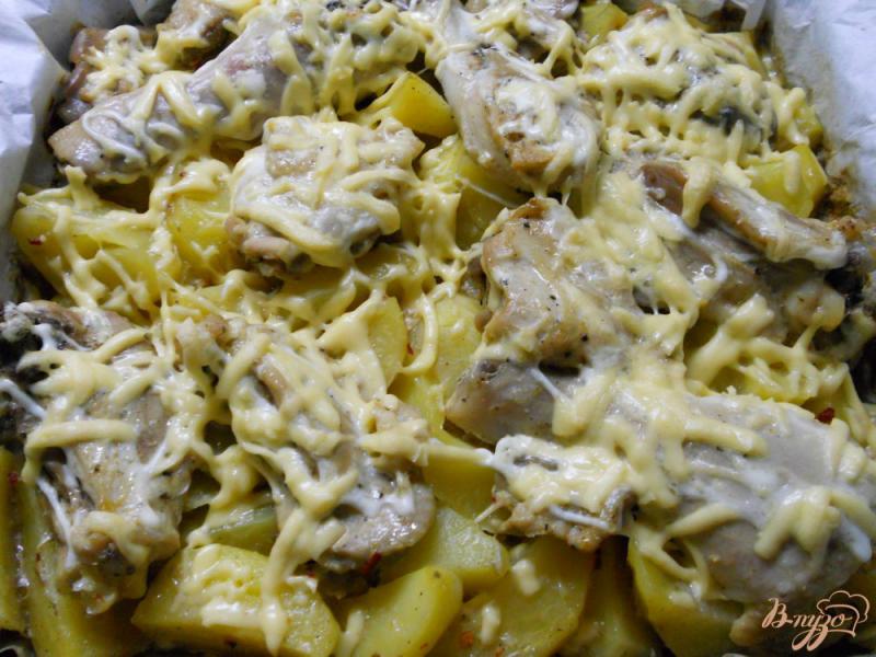 Фото приготовление рецепта: Картофель с курицей в сметане с сыром шаг №5