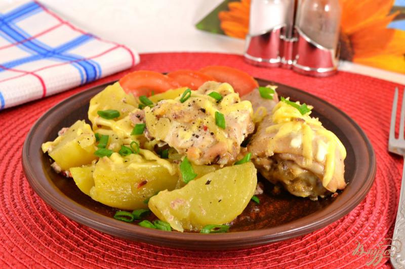 Фото приготовление рецепта: Картофель с курицей в сметане с сыром шаг №6