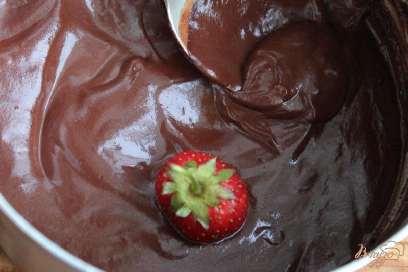 Фото приготовление рецепта: Клубника с шоколадом и орехами шаг №4