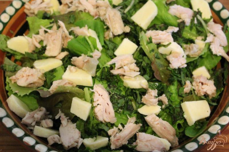 Фото приготовление рецепта: Зеленый салат с курицей и сыром сулугуни шаг №4