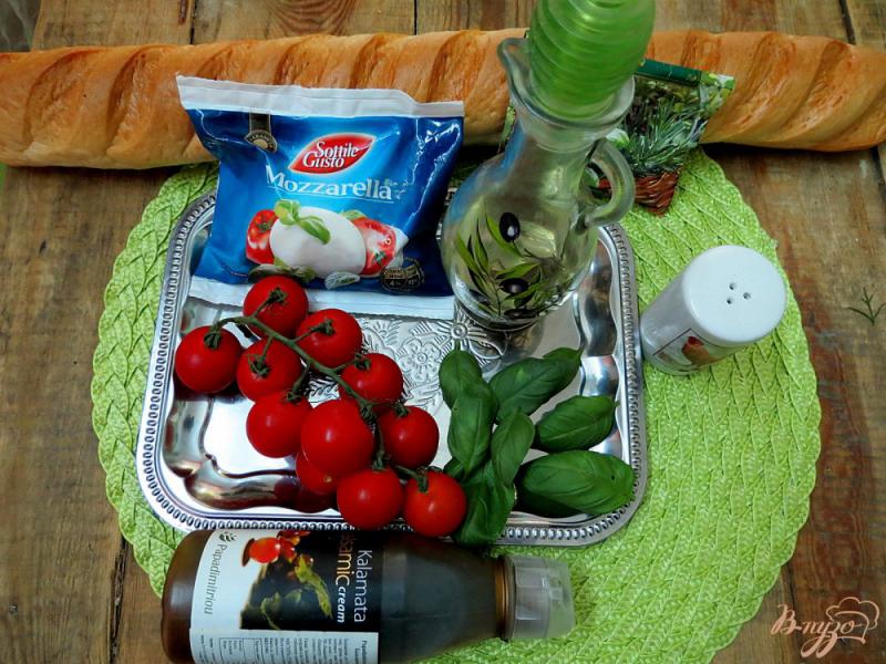 Фото приготовление рецепта: Брускетта с моцареллой и помидорами шаг №1