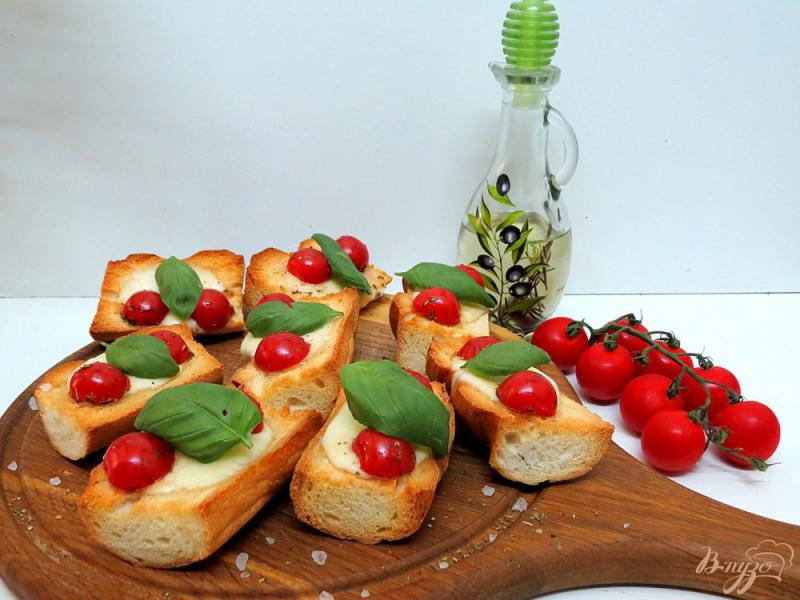 Фото приготовление рецепта: Брускетта с моцареллой и помидорами шаг №5