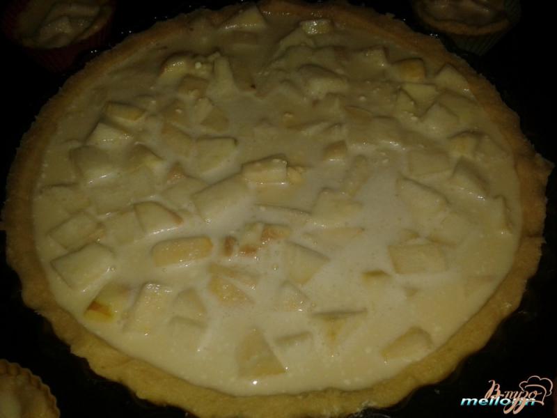Фото приготовление рецепта: Кокосовый тарт с яблоками и грушами шаг №6