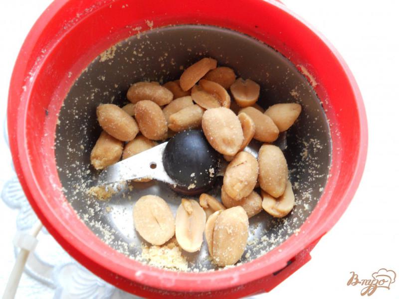Фото приготовление рецепта: Баклажаны с арахисом и чесноком шаг №3