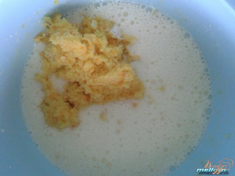 Фото приготовление рецепта: Апельсиновые кексы с шоколадной глазурью шаг №4