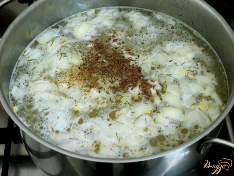 Фото приготовление рецепта: Картофельный суп по-южнобогемски (kulajda - Bramborova Polevka Jihoceska) шаг №4