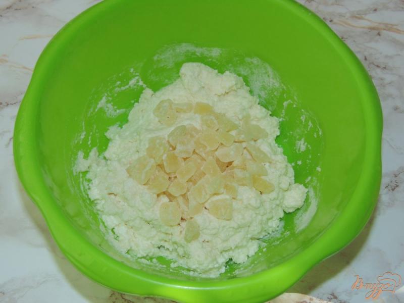 Фото приготовление рецепта: Сырники с цукатами ананаса шаг №3