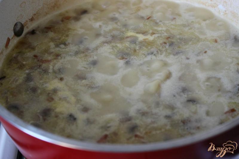 Фото приготовление рецепта: Грибной суп с сыром шаг №8