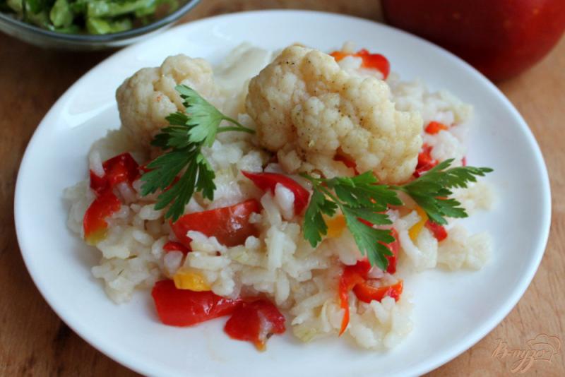 Фото приготовление рецепта: Рис с цветной капустой и болгарским перцем шаг №5
