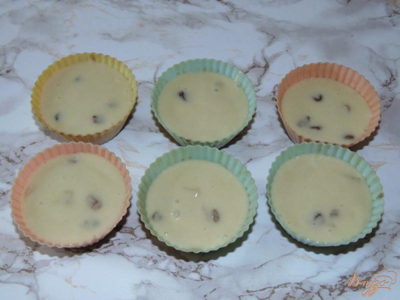 Фото приготовление рецепта: Кексы с изюмом и цукатами из ананаса шаг №5