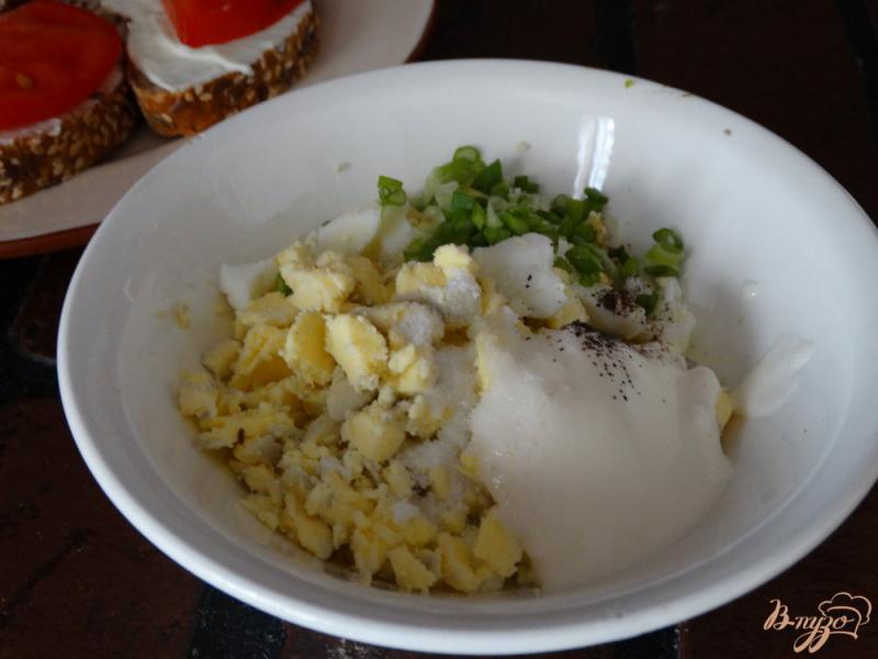 Фото приготовление рецепта: Закуска с плавленным сыром и яичным салатом шаг №4