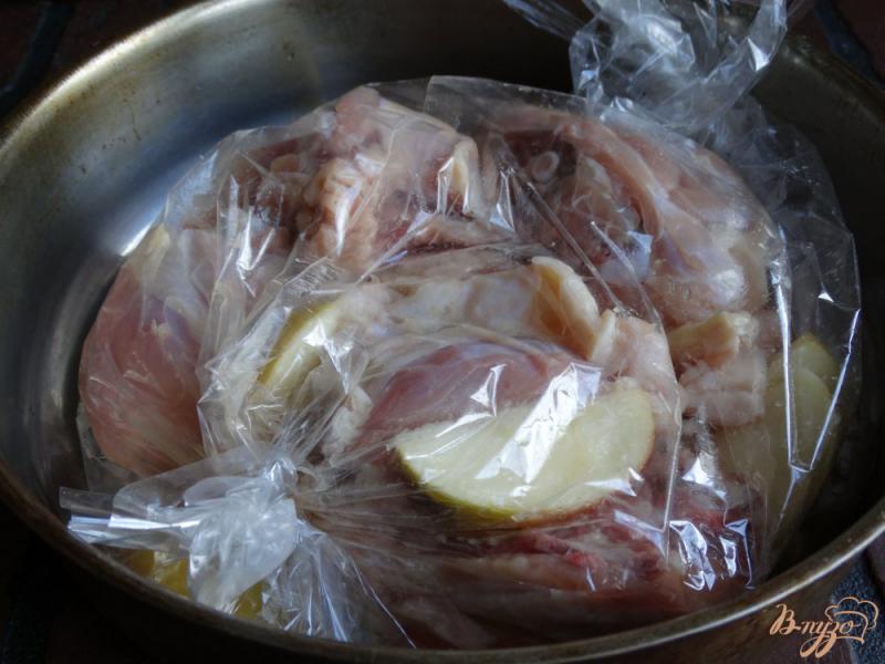 Фото приготовление рецепта: Курица запеченная с яблоками и горчицей в рукаве шаг №3