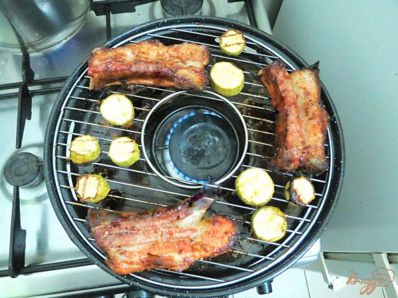 Фото приготовление рецепта: Свиные рёбрышки на гриль газе шаг №8