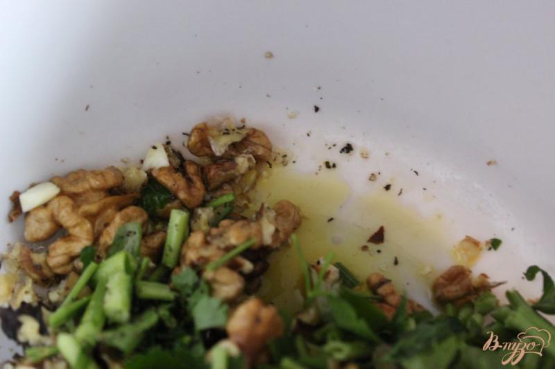Фото приготовление рецепта: Паровое филе морского окуня под зеленым ореховым соусом шаг №5