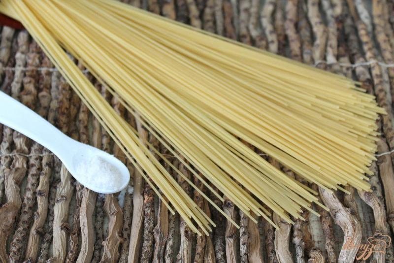 Фото приготовление рецепта: Спагетти с листьями салата и горгонзолой шаг №1