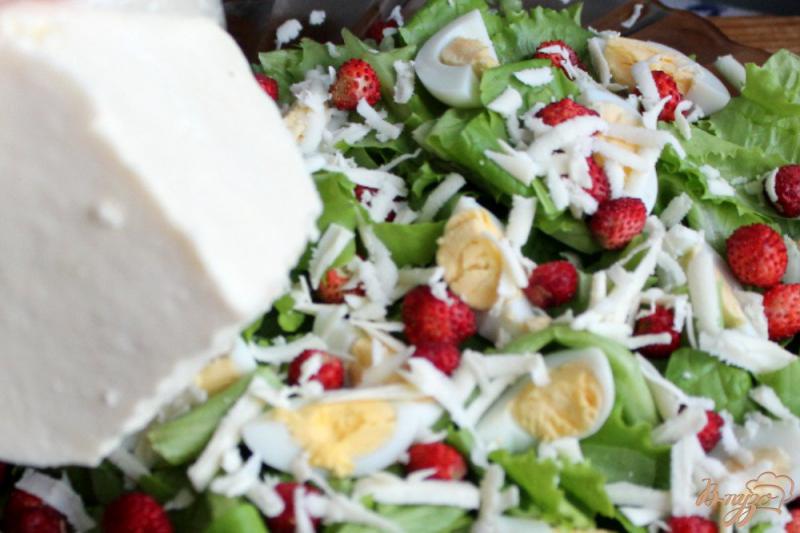 Фото приготовление рецепта: Зеленый салат с перепелиными яйцами, сыром и земляникой шаг №4