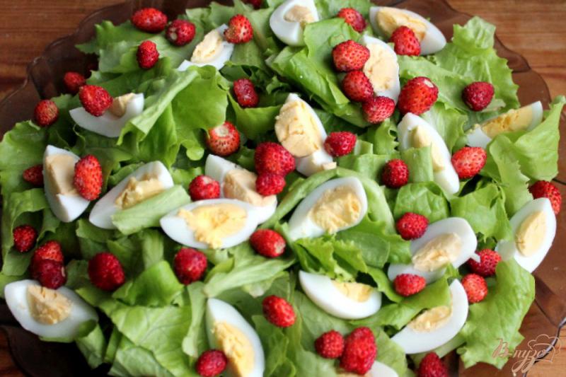 Фото приготовление рецепта: Зеленый салат с перепелиными яйцами, сыром и земляникой шаг №3