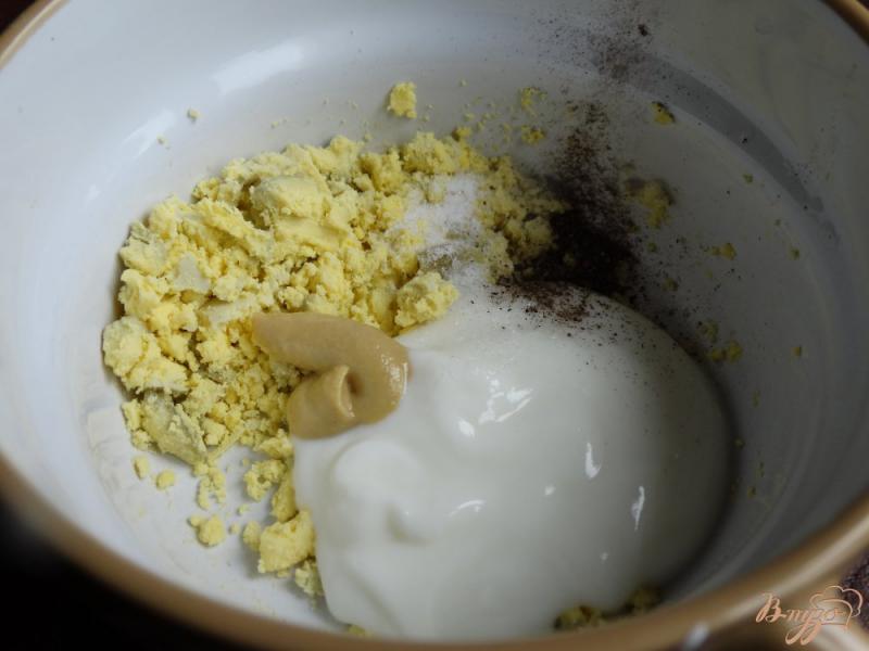 Фото приготовление рецепта: Овощной салат с заправкой из йогурта и вареного желтка шаг №4
