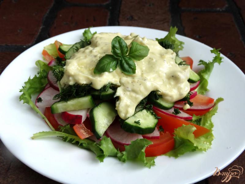 Фото приготовление рецепта: Овощной салат с заправкой из йогурта и вареного желтка шаг №5