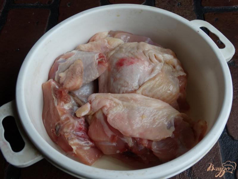 Фото приготовление рецепта: Курица запеченная со сливами и сыром шаг №1