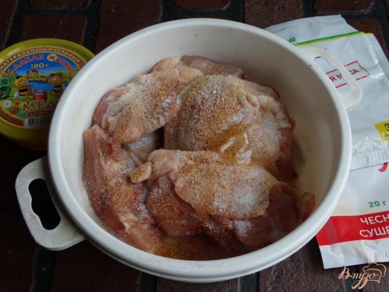 Фото приготовление рецепта: Курица запеченная со сливами и сыром шаг №2