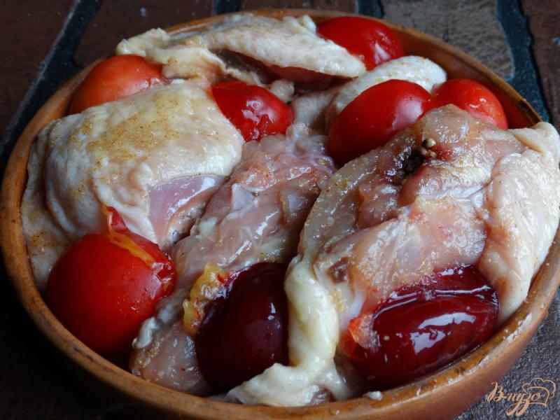 Фото приготовление рецепта: Курица запеченная со сливами и сыром шаг №4